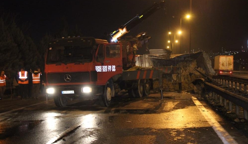 TEM'de iki tır çarpıştı, tonlarca çamur yola saçıldı
