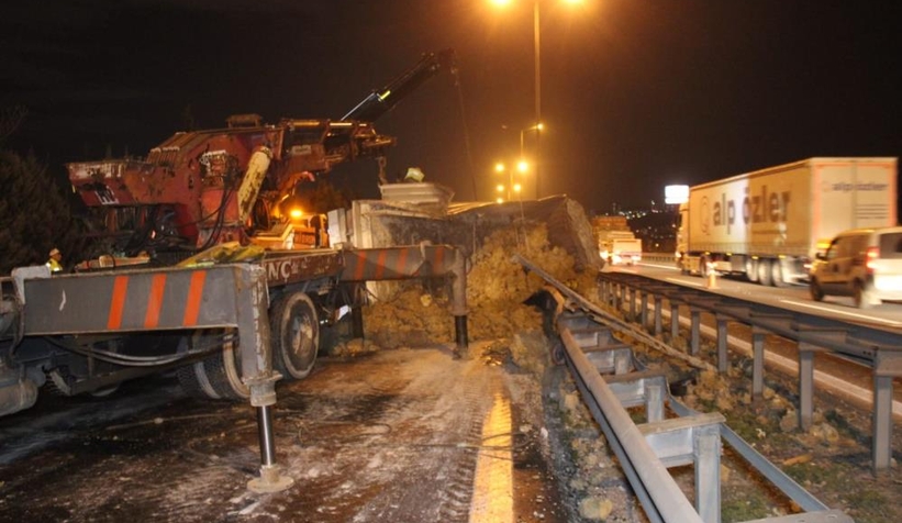 TEM'de iki tır çarpıştı, tonlarca çamur yola saçıldı