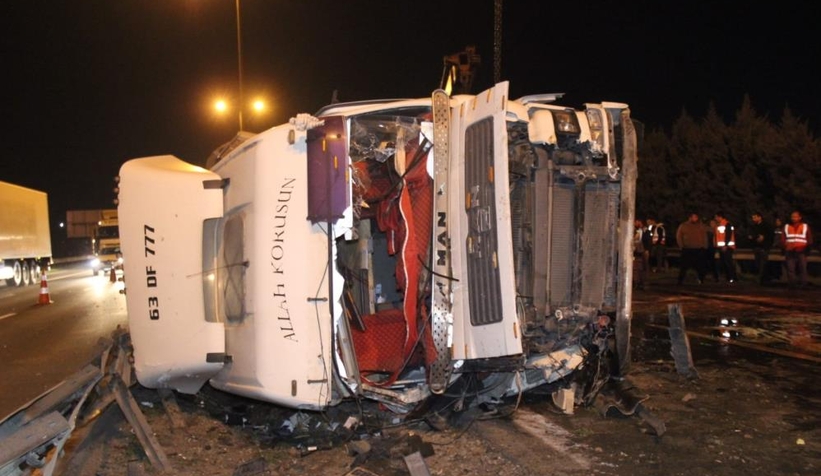 TEM'de iki tır çarpıştı, tonlarca çamur yola saçıldı