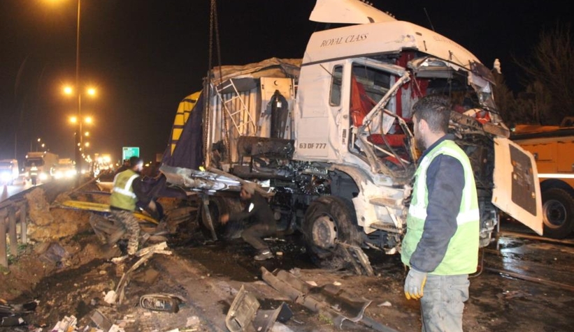 TEM'de iki tır çarpıştı, tonlarca çamur yola saçıldı