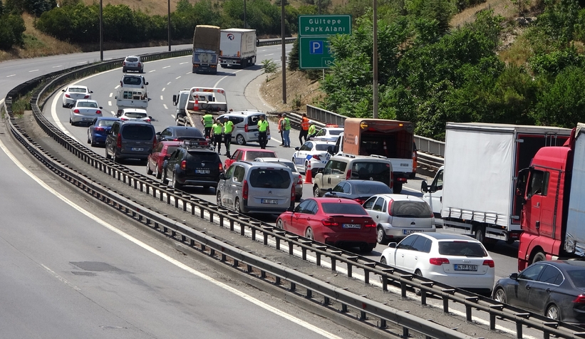 TEM'de kaza nedeniyle kilometrelerce araç kuyruğu oluştu