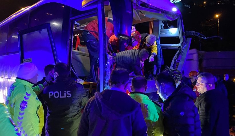 TEM'de yolcu otobüsü kamyona çarptı