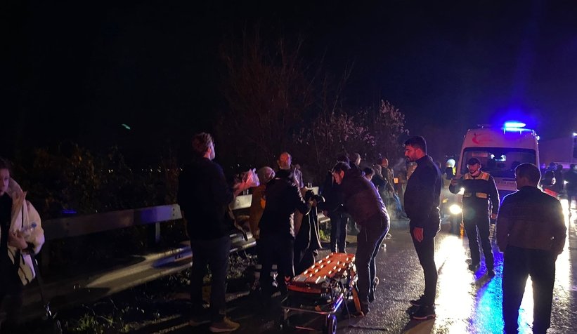 TEM'de yolcu otobüsü kamyona çarptı