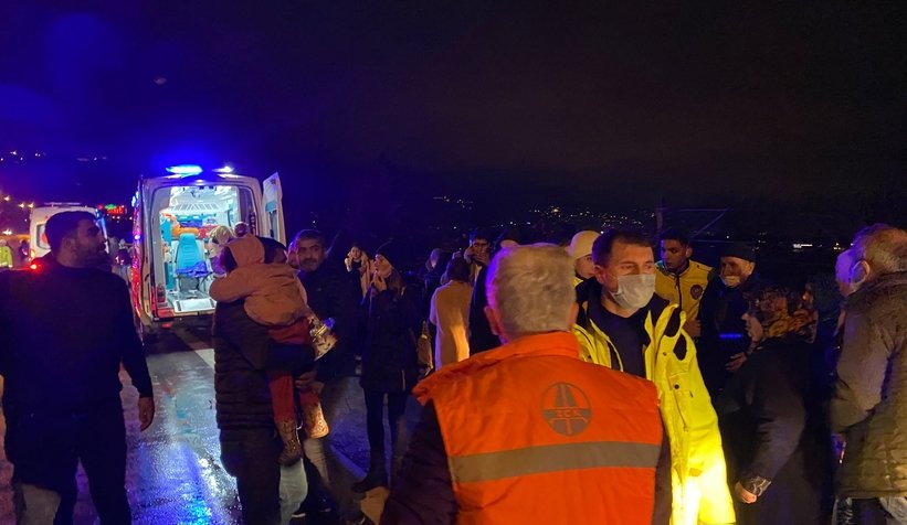 TEM'de yolcu otobüsü kamyona çarptı