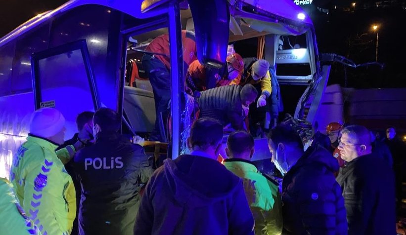 TEM'de yolcu otobüsü kamyona çarptı