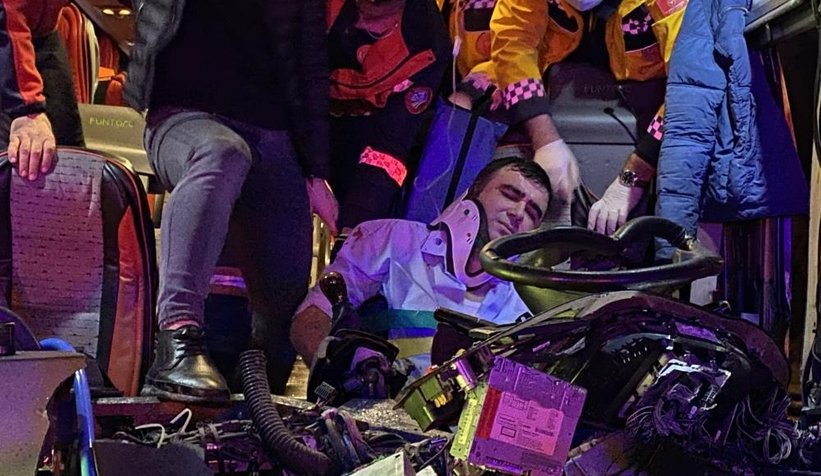 TEM'de yolcu otobüsü kamyona çarptı