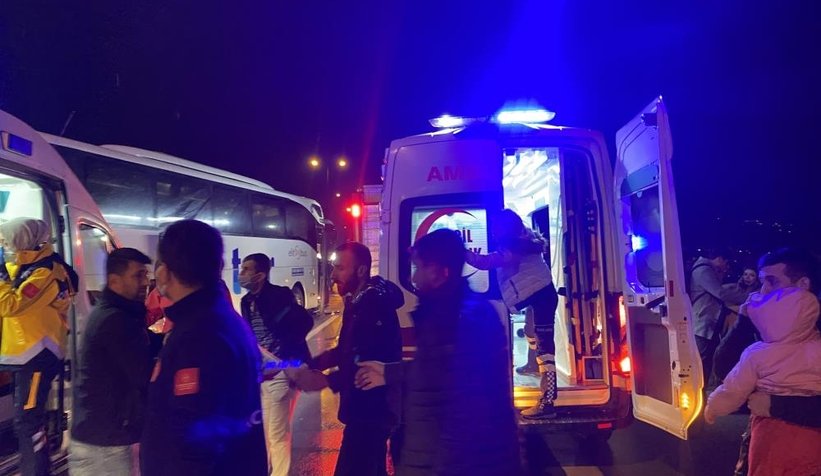 TEM'de yolcu otobüsü kamyona çarptı