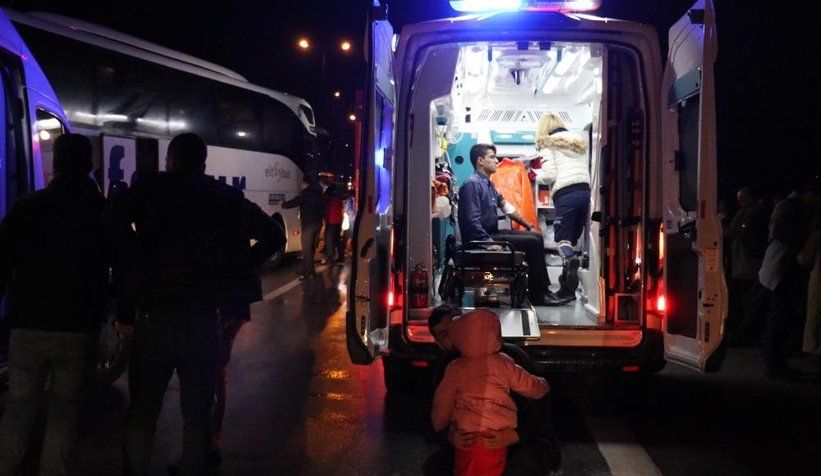 TEM'de yolcu otobüsü kamyona çarptı