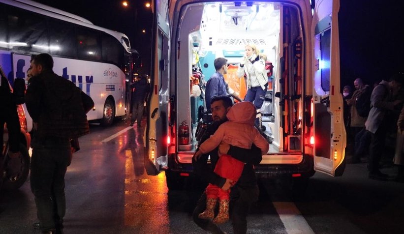 TEM'de yolcu otobüsü kamyona çarptı