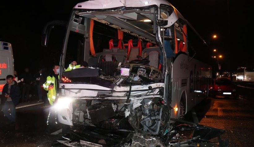 TEM'de yolcu otobüsü kamyona çarptı