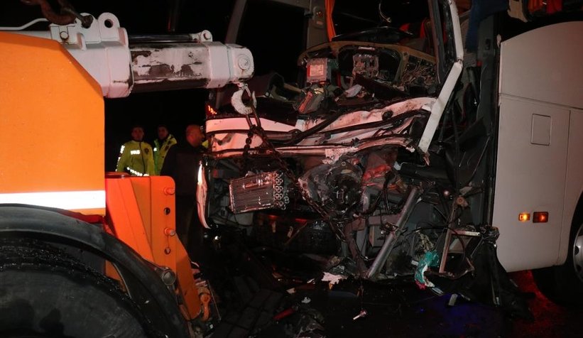 TEM'de yolcu otobüsü kamyona çarptı