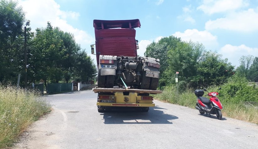 TEM'de mısır yüklü tır devrildi