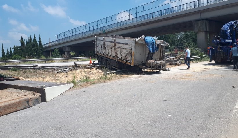 TEM'de mısır yüklü tır devrildi