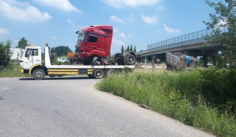TEM'de mısır yüklü tır devrildi