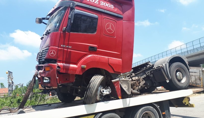 TEM'de mısır yüklü tır devrildi