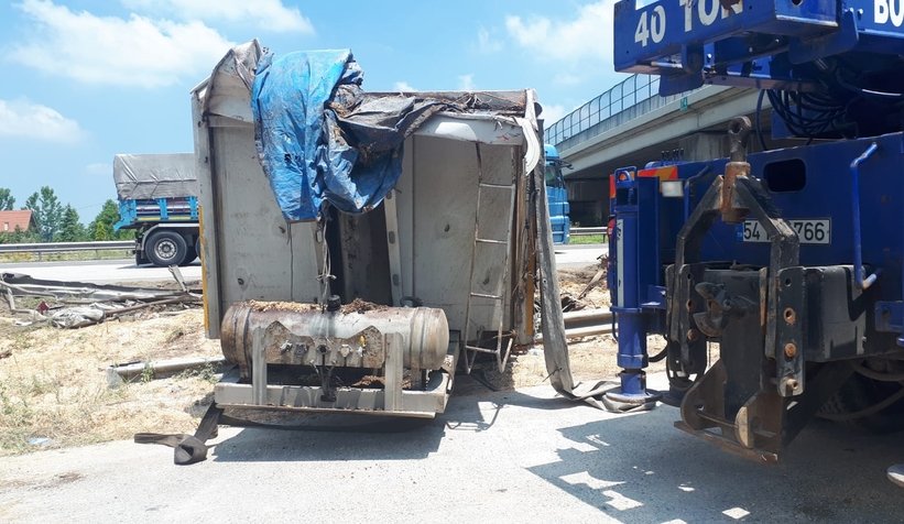 TEM'de mısır yüklü tır devrildi