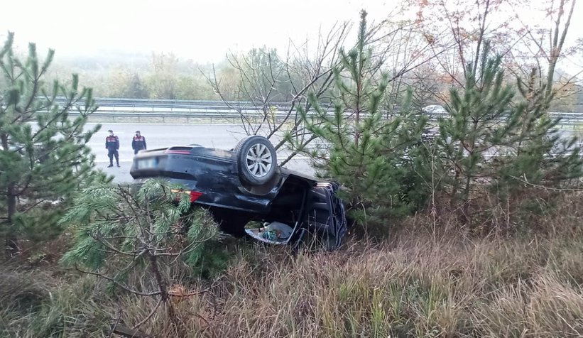TEM'de otomobil takla attı: 3 yaralı