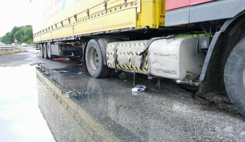TEM'de tır karşı şeride geçti, faciadan dönüldü