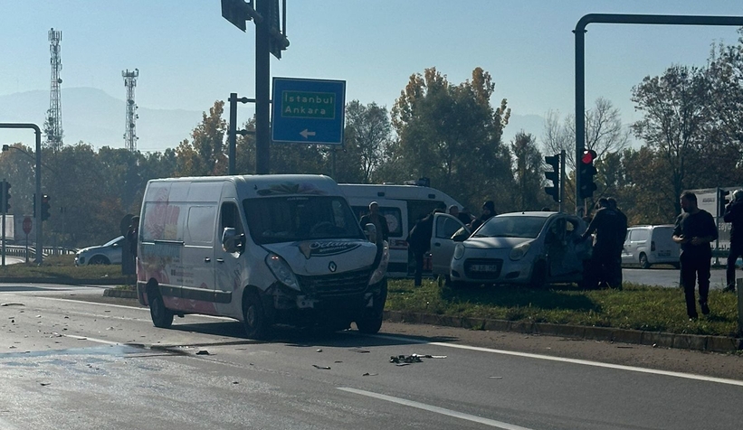 TEM kavşağında minibüs otomobile çarptı 2 yaralı