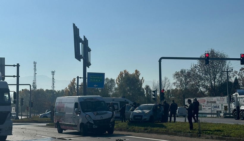 TEM kavşağında minibüs otomobile çarptı 2 yaralı