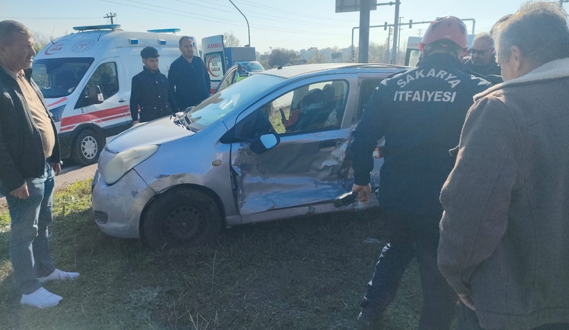 TEM kavşağında minibüs otomobile çarptı 2 yaralı