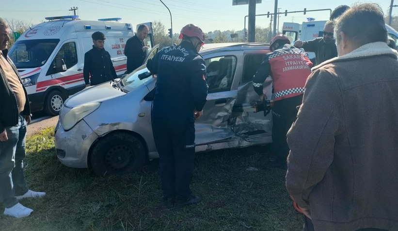 TEM kavşağında minibüs otomobile çarptı 2 yaralı