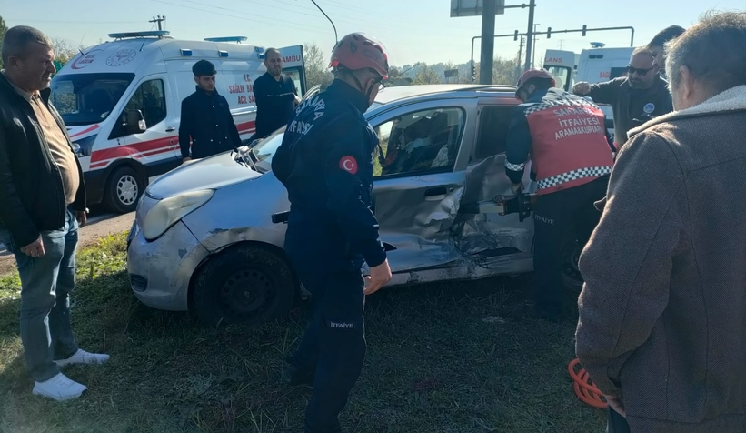 TEM kavşağında minibüs otomobile çarptı 2 yaralı