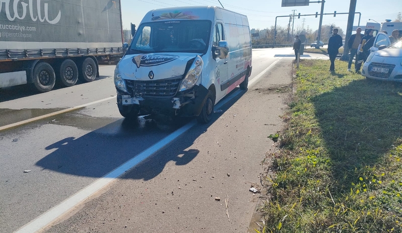 TEM kavşağında minibüs otomobile çarptı 2 yaralı