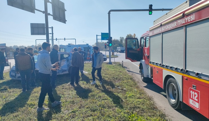 TEM kavşağında minibüs otomobile çarptı 2 yaralı