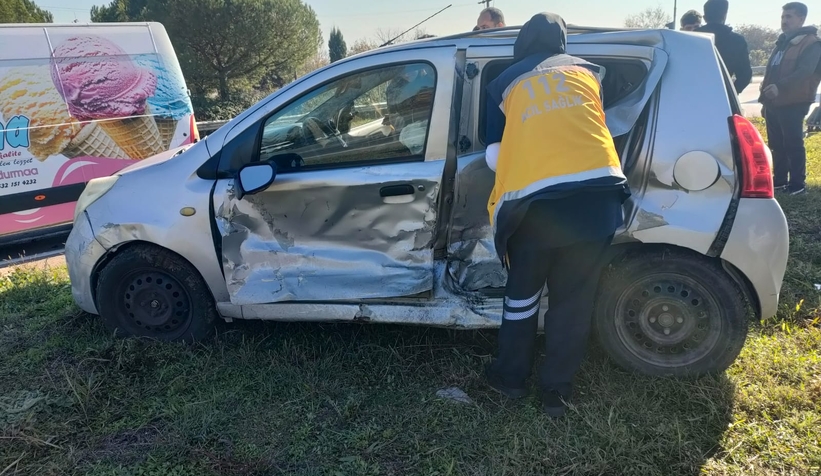 TEM kavşağında minibüs otomobile çarptı 2 yaralı