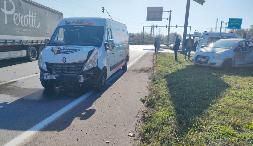 TEM kavşağında minibüs otomobile çarptı 2 yaralı