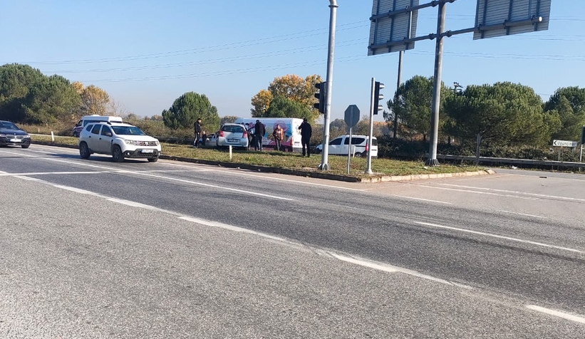 TEM kavşağında minibüs otomobile çarptı 2 yaralı