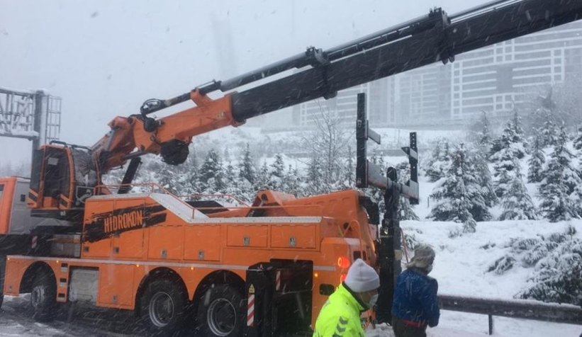 TEM Otoyolu, makas atan tır sebebiyle kapandı