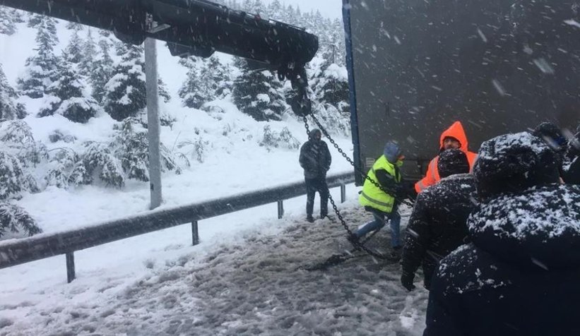 TEM Otoyolu, makas atan tır sebebiyle kapandı