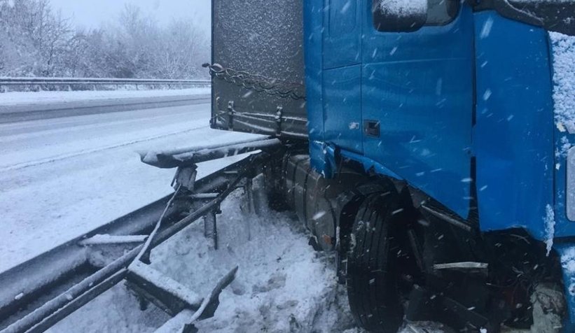 TEM Otoyolu, makas atan tır sebebiyle kapandı