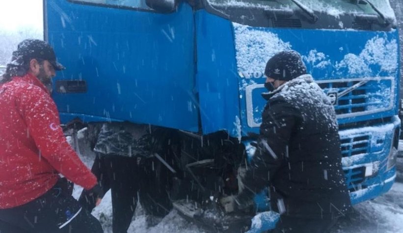 TEM Otoyolu, makas atan tır sebebiyle kapandı