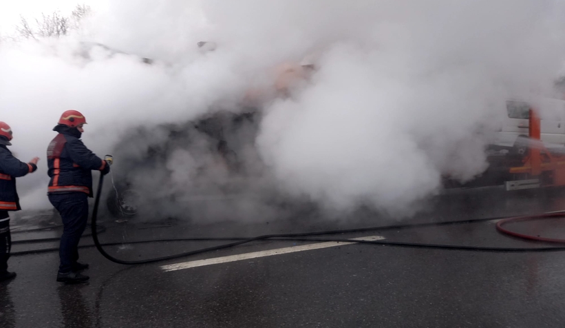 TEM Otoyolu'nda tır yandı 6 araç küle döndü