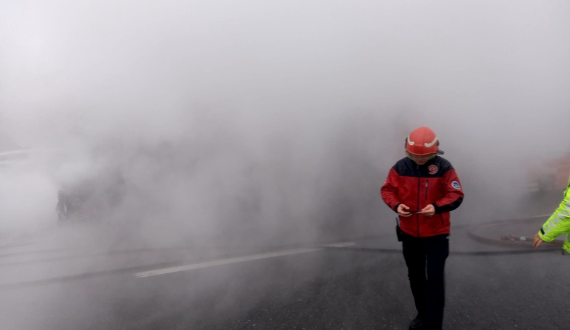 TEM Otoyolu'nda tır yandı 6 araç küle döndü