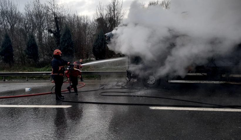 TEM Otoyolu'nda tır yandı 6 araç küle döndü