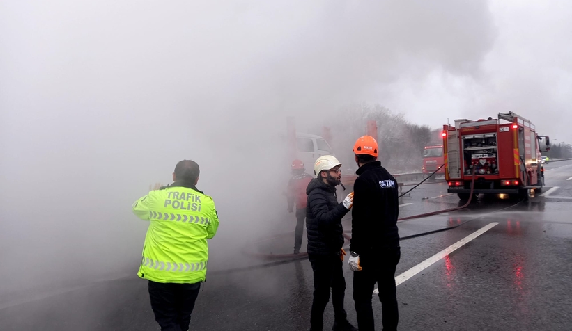TEM Otoyolu'nda tır yandı 6 araç küle döndü