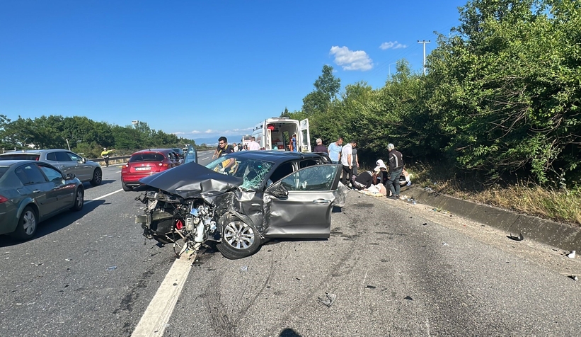 tem-otoyolu-sakarya-duzce-sinirinda-otobus-ve-iki-otomobilin-karistigi-kazada-4u-cocuk-12-kisi-yaralandiautrqly0q2