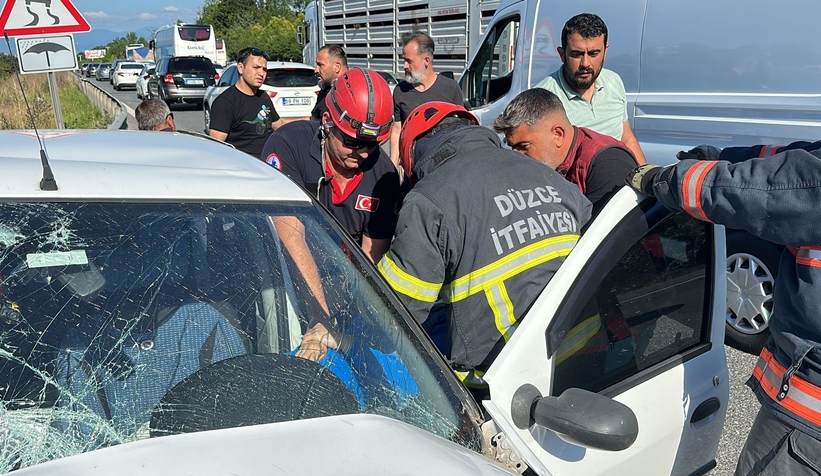 tem-otoyolu-sakarya-duzce-sinirinda-otobus-ve-iki-otomobilin-karistigi-kazada-4u-cocuk-12-kisi-yaralandiautrqly0q2