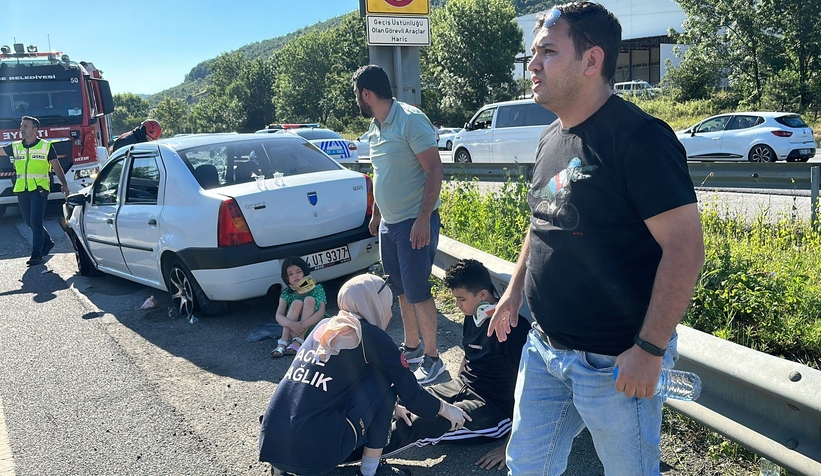 tem-otoyolu-sakarya-duzce-sinirinda-otobus-ve-iki-otomobilin-karistigi-kazada-4u-cocuk-12-kisi-yaralandiautrqly0q2
