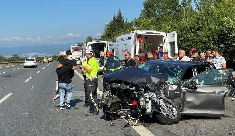 tem-otoyolu-sakarya-duzce-sinirinda-otobus-ve-iki-otomobilin-karistigi-kazada-4u-cocuk-12-kisi-yaralandiautrqly0q2