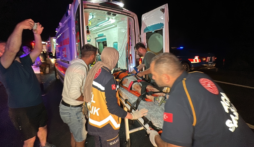 TEM Otoyolunda 5 araçlı kaza:14 yaralı