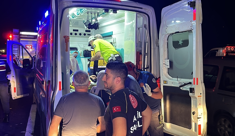 TEM Otoyolunda 5 araçlı kaza:14 yaralı