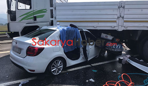 Otomobil, yan dönen kamyona ok gibi saplandı: 1 ölü 4 yaralı