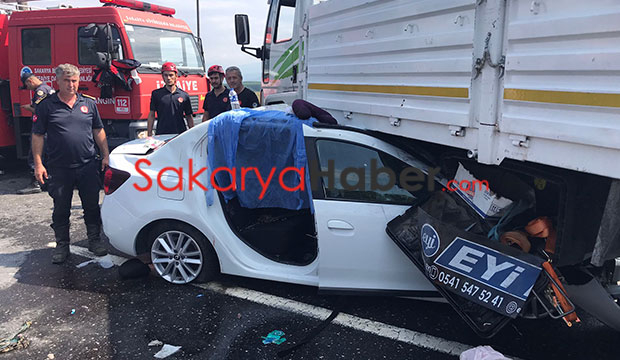 Otomobil, yan dönen kamyona ok gibi saplandı: 1 ölü 4 yaralı