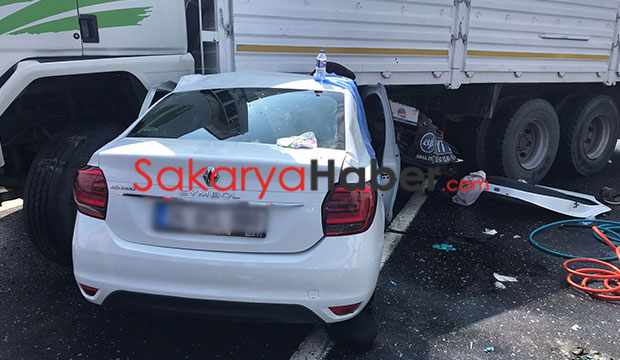 Otomobil, yan dönen kamyona ok gibi saplandı: 1 ölü 4 yaralı