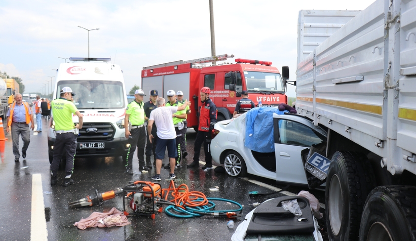 Otomobil, yan dönen kamyona ok gibi saplandı: 1 ölü 4 yaralı